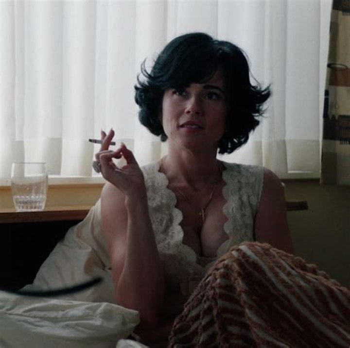 Linda Cardellini Smoking: A Comprehensive Look at the Actress's Career, Life, and Controversies